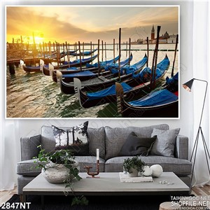 Tranh những con đò neo đậu trên mặt hồ