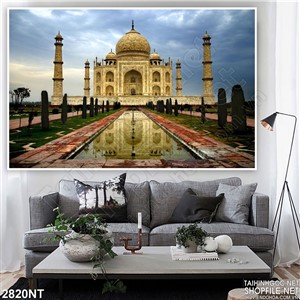 Tranh phía trước tòa nhà trắng đồ sộ