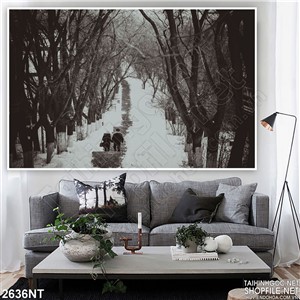 Tranh người đi trên con đường phủ tuyết