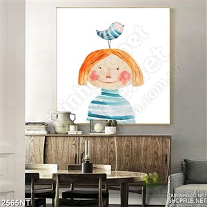 Tranh chú chim đậu trên đầu bé gái