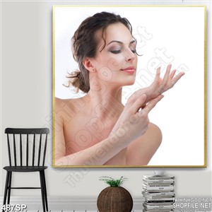 Tranh in tường cô gái và đôi tay đẹp