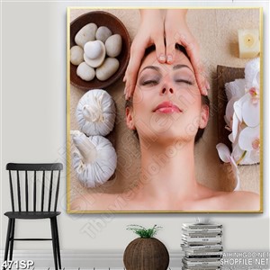 Tranh in uv cô gái thư giãn cho spa