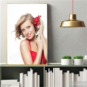 Tranh in cô gái tóc vàng và hoa hồng đỏ