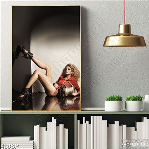 Tranh spa cô gái đôi chân dài miên man