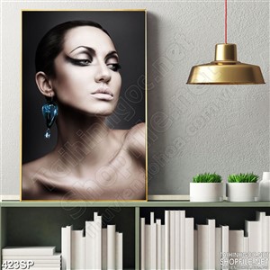 Tranh khổ dọc cô gái mắt khói