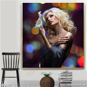 Tranh in uv cô gái và bông hoa