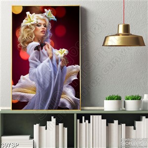 Tranh khổ dọc đẹp cô gái tóc vàng