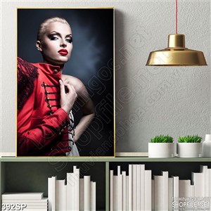 Tranh nhiếp ảnh cô gái tóc vàng áo đỏ spa