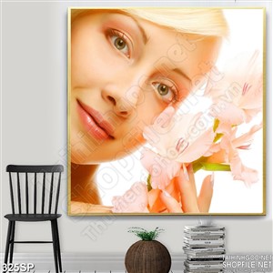 Tranh spa cô gái và hoa dơn hồng