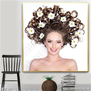 Tranh hoa cúc và cô gái với mái tóc bồng bềnh