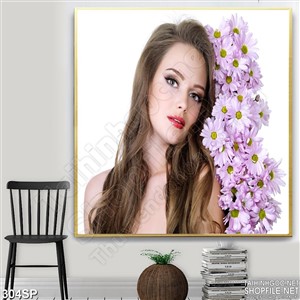 Tranh cô gái đẹp bên hoa cúc tím
