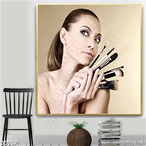 Tranh spa cô gái và cọ