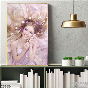 Tranh  cô gái tóc vàng với hàm răng trắng sứ