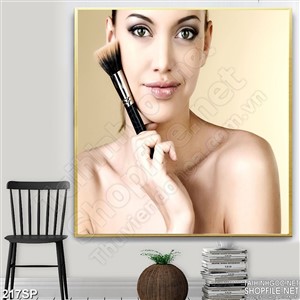 Tranh cô gái và cây cọ trang điểm in uv