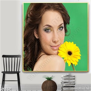 Tranh cô gái đẹp và nhành hoa cúc in wall