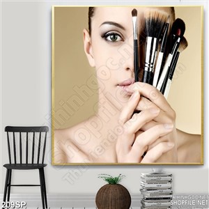 Tranh in uv cô gái và cây cọ makeup