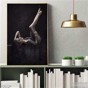 Tranh spa cô gái có đôi chân dài