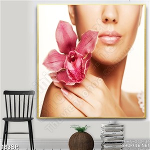 Tranh spa cô gái đẹp bên hoa lan