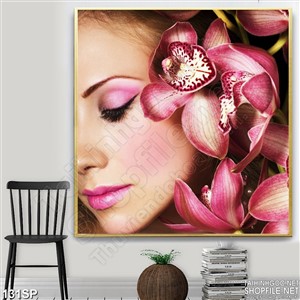 Tranh spa cô gái và hoa lan tím