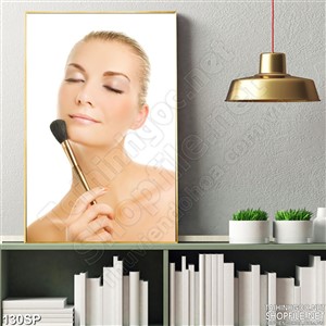 Tranh spa cô gái makeup
