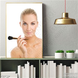 Tranh lụa đẹp spa cô gái trang điểm
