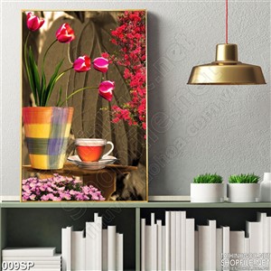 Tranh khổ dọc hoa tulip in tường