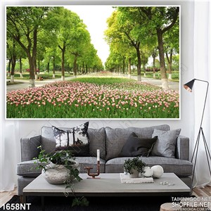 Tranh tulip giữa hàng cây