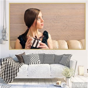 Tranh in uv cô gái và món quà