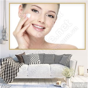Tranh cô gái đẹp chăm sóc da
