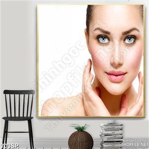 Tranh đẹp cô gái mắt xanh đôi môi hồng