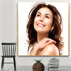 Tranh đẹp cô gái tóc nâu