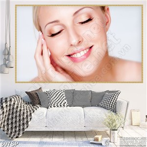 Tranh spa thư giãn của cô gái