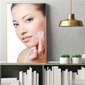 Tranh cô gái đẹp và kem dưỡng da