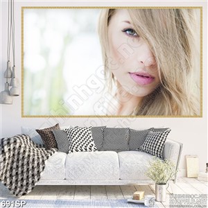 Tranh spa cô gái quyến rũ tóc vàng