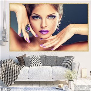 Tranh spa cô gái môi tím