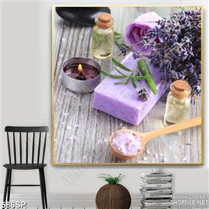 Tranh spa nến thơm và xà phòng tím