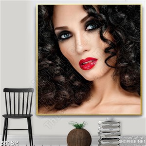 Tranh cô gái và mái tóc xoăn quyến rũ