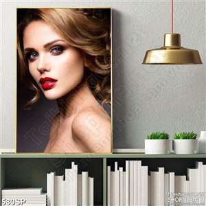 Tranh in wall cô gái và làn môi đỏ