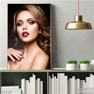 Tranh đẹp cô gái tóc vàng quyến rũ