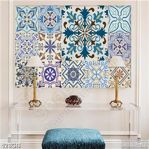 Tranh gạch in hoa văn màu phong phú