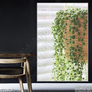 Tranh cây xanh bên giỏ tre đan treo tường