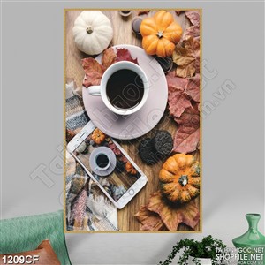 Tranh tách cà phê đen bên những chiếc lá úa màu