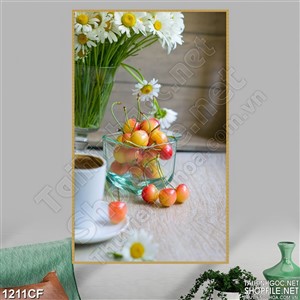 Tranh bình hoa cúc trắng bên tường quán cà phê