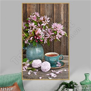 Tranh bình hoa màu hồng bên tường quán cà phê