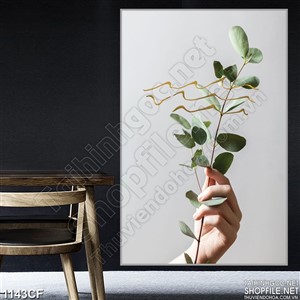 Tranh cành lá xanh trên đôi bàn tay treo tường quán cà phê