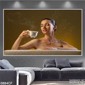 Tranh cô gái vừa tắm vừa thưởng thức ly cà phê