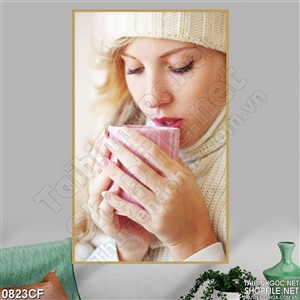 Tranh cô gái thưởng thức ly cà phê giữa trời đông ấm áp