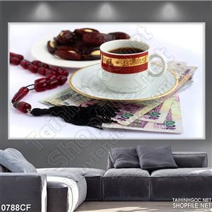 Tranh chuỗi vòng ngọc bên ly cà phê
