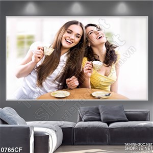 Tranh nụ cười của hai cô gái khi uống ngụm cà phê
