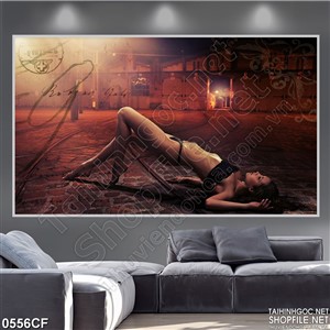 Tranh cô gái trên bức tường quán cà phê